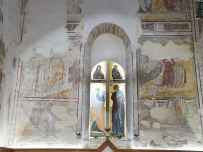 ...ornato da frammenti di affreschi medievali...